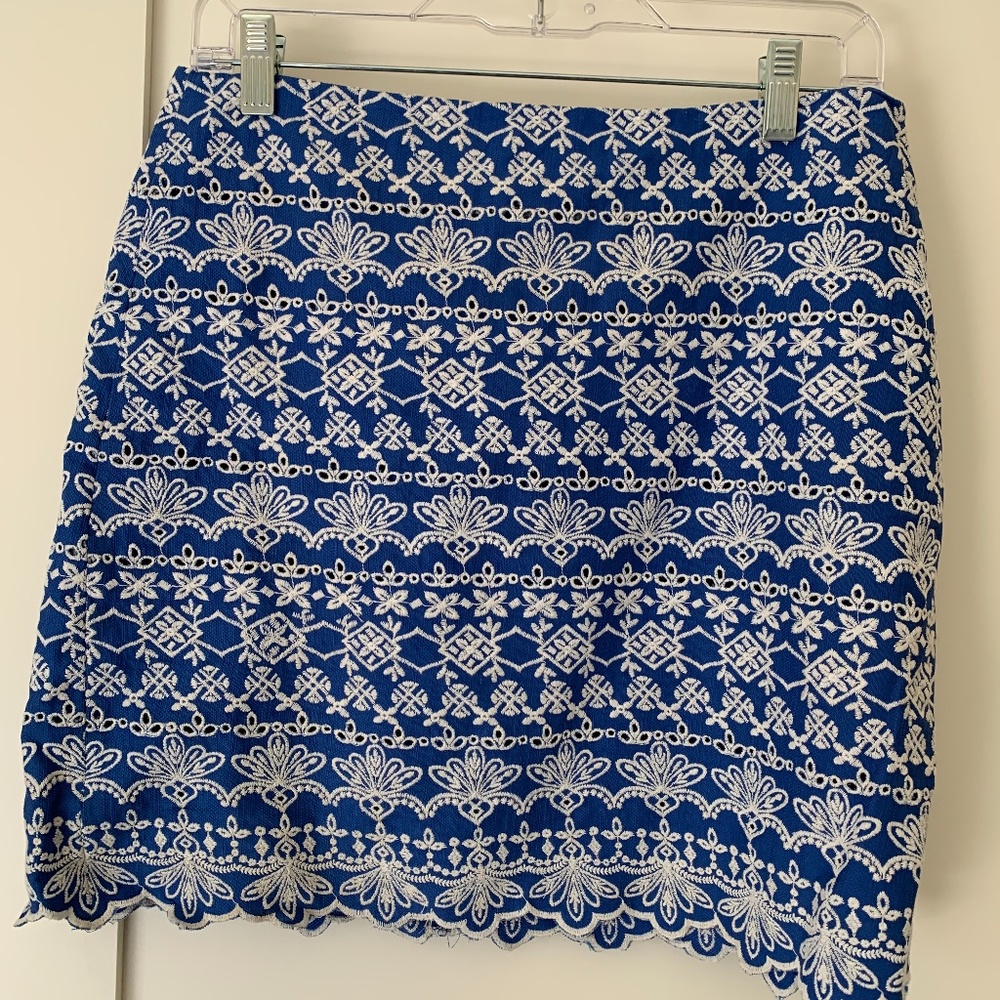 LOFT BLUE AND WHITE SCALLOPED SHIFT SKIRT SIZE 6
